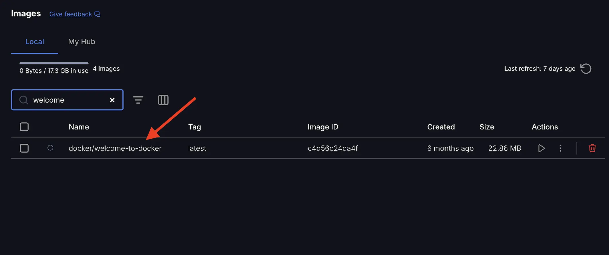 显示镜像视图的 Docker Desktop 仪表板屏幕截图，箭头指向 docker/welcome-to-docker 镜像