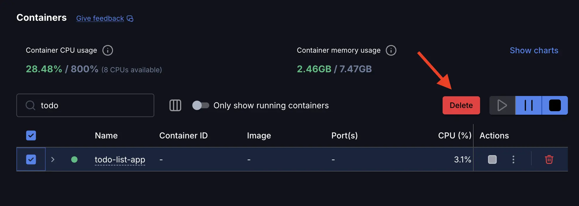 Docker Desktop GUI 的截图，显示容器视图，箭头指向“删除”按钮